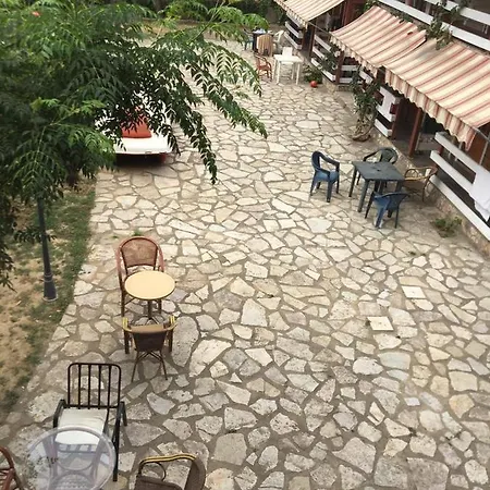 Bujtina E Zefit Hotel *